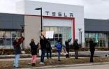 Une manifestation d'opposants à Elon Musk devant une concession Tesla à West Bloomfield, dans le Michigan, aux Etats-Unis, le 27 février 2025