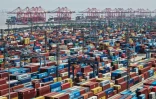 Des conteneurs dans le port de Shanghai, le 20 avril 2025