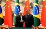 Le président chinois Xi Jinping et son homologue brésilien Luiz Inacio Lula da Silva (g) au Palais du Peuple à Pékin, le 14 avril 2023