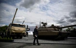 Un canon automoteur Caesar et un char Leclerc au salon Eurosatory à Villepinte, au nord de Paris, le 17 juin 2024
