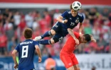 Hiroki Sakai domine le Suisse Steven Zuber lors d'un match amical avec le Japon à Lugano, le 8 juin 2018