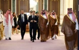 Le prince héritier saoudien Mohammed ben Salmane (c,d) accompagne le président français Emmanuel Macron à l’issue d’une rencontre au palais Al-Yamamah, à Riyad, le 21 octobre 2026