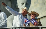 Le président cubain Miguel Diaz-Canel (G) et Raul Castro (D), alors Premier secrétaire du Parti communiste cubain (PCC), lors des rassembleemnts du 1er mai sur la place de la Révolution à La Havane, le 1er mai 2019