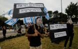 Un Israélien manifeste contre le prochain gouvernement d'union devant le Parlement à Jérusalem, le 14 mai 2020