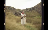 Lynn Rawlinson, membre de Pendle Grove, qui fait partie de l'Ordre des Bardes, Ovates et Druides, le 21 septembre 2024 à Pendle Grove, dans le nord-ouest de l'Angleterre (Photo prise avec un appareil moyen format analogique)