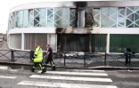 Des pompiers devant un bâtiment endommagé par les flammes, à la suite d'un feu de poubelles, du lycée privé catholique La Ruche à Bordeaux, le 14 octobre 2026