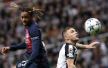 L'attaquant parisien Bradley Barcola (g) à la lutte avec le défenseur de Newcastle Kieran Trippier, le 4 octobre 2023 à Newcastle
