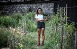 L'horticultrice Masami-Charlotte Lavault dans son jardin parisien où poussent des centaines de variétés de fleurs, le 1er juillet 2020