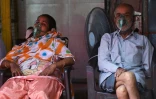 Des personnes sous oxygène fourni par un temple sikh, le 4 mai 2021 à Ghaziabad, en Inde