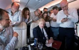 Le Premier ministre britannique Boris Johnson parlant à des journalistes à bord d'un avion l'emmenant en Inde, peu après son départ de Londres, le 20 avril 2022