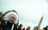 Phil Fontaine (g), un des délégués amérindiens venus du Canada en délégation au Vatican, le 31 mars 2022