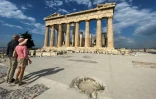 Des touristes visitent le Parthénon, le 4 juin 2021 à Athènes