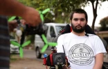 Agustin Zanoli, tétraplégique, pilote un drone spécialement conçu pour lui, qu'il dirige d'un mouvement de tête, en accélérant avec la bouche, le 25 février 2017 à Cordoba, en Argentine