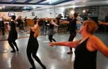 Des élèves de la ballerine et professeure de danse centenaire Evelyn Cordero, âgées de 50 à 80 ans, assistent à un cours au Conservatorio Danza Experimental de Santiago, le 19 mai 2026 au Chili