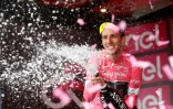 Le Britannique Simon Yates se pare du maillot rose de leader du Tour d'Italie à l'issue de la 6e étape à l'Etna, le 10 mai 2018