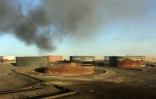 Une photo prise le 8 janvier 2016 montre de la fumée s'échappant du terminal pétrolier Al-Sidra dans l'est de la la Libye, après l'extinction d'un incendie