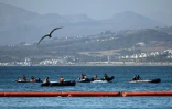 Des embarcations gonflablesprès de la nouvelle barrière flottante déployée par la Garde civile espagnole pour empêcher des entrées illégales depuis le Maroc dans l'enclave espagnole de Ceuta, sur la côte nord du Maroc, le 2 août 2026