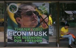 Une affiche remercie le patron de X Elon Musk pendant un rassemblement des partisans de l'ex-président d'extrême droite Jair Bolsonaro, le 7 septembre 2024 à Sao Paulo