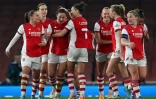 La défenseure d'Arsenal Lotte Wubben-Moy (3e g), félicitée par ses coéquipières, après avoir égalisé (1-1) contre Wolfsburg, lors du quart de finale aller de la Ligue des Champions, le 23 mars 2022 à l'Emirates Stadium à Londres