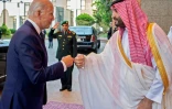 Le prince héritier saoudien Mohammed ben Salmane échange un salut poing contre poing avec le président américain Joe Biden le 15 juillet 2022 à Jeddah (Arabie saoudite)