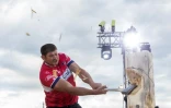 L'Américain Jason Lentz manie la hache au Trophée mondial de bucheronnage sportif, le 28 mai 2022 à Vienne