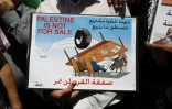 "La Palestine n'est pas à vendre", indique une affiche brandie par un manifestant à Ramallah, en Cisjordanie, le 24 juin 2019