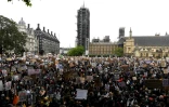 Rassemblés devant le Parlement à Londres, des milliers de manifestants protestent contre le racisme et les brutalités policières, le 6 juin 2020