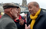 Le ministre de la Défense et candidat PS aux régionales en Bretagne Jean-Yves Le Drian en campagne au marché des Lices à Rennes, le 24 octobre 2015