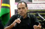 Le ministre du Changement climatique de Vanuatu, Ralph Regenvanu, s'adresse aux médias à Port Vila, le 22 novembre 2022
