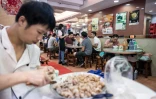 Un restaurant servant des nouilles traditionnelles à Hong Kong, le 25 juillet 2017 