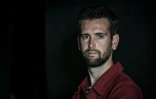 Le highliner Nathan Paulin pose lors d'une séance photo au Théâtre National de Chaillot le 9 février 2022.