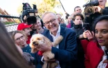 Le leader travailliste Anthony Albanese salue les électeurs à son arrivée dans un bureau de vote de Carnegie, dans la banlieue de Melbourne, le 21 mai 2022