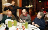 Repas de Noël de l'association Les Petits frères des pauvres, en 2014 à Paris