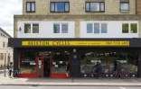Des clients attendent leur tour devant la boutique Brixton Cycles à Londres, le 12 mai 2020