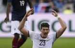 L'attaquant de l'équipe d'Allemagne Mario Gomez (à terre) en match amical face à la France, le 13 novembre 2015 au Stade de France