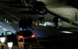 Des enquêteurs sur les lieux où deux personnes ont été tuées par la police à Paris sur le Pont Neuf le 25 avril 2022 