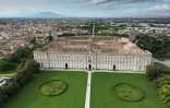 Vue aérienne de la résidence royale de Caserte, près de Naples, le 12 mai 2023 en Italie