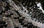 Détail de l'œuvre de l'artiste français Jean-Michel Othoniel intitulée la "Grande Vague", composée de 10 000 briques de verre noir en forme de vague, dans son atelier de Montreuil, près de Paris, le 27 février 2025