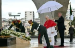 Le pape Léon XIV dépose une gerbe de fleurs lors de sa visite au Maqam Echahid, monument des martyrs aux victimes de la guerre d'indépendance contre la France, le 13 avril 2026 à Alger