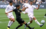 Carlos Vela (LAFC), ici à la lutte avec Victor Ulloa et Ben Sweat (Inter Miami) à Los Angeles, le 1er mars 2020, est désormais forfait pour la reprise