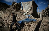 Un habitant dans les décombres de maisons détruites par un puissant séisme à Ighermane, le 13 septembre 2023 au Maroc