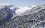Des militants écologistes de l'association Legambiente cheminent sur les pentes rocheuses du massif d'Adamello-Presanella, le 1er septembre 2023 dans les Alpes italiennes