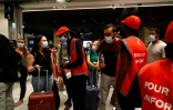 Des "gilets rouges" de la SNCF donnent des informations aux voyageurs le 25 juillet 2021 Ă la gare Montparnasse Ă Paris