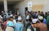 Des réfugiés afghans, expulsés du Pakistan, attedent pour des vérifications biométriques dans un centre de rétention à Chaman, près de la frontière entre le Pakistan et l'Afghanistan, avant leur départ pour l'Afghanistan, le 9 avril 2025