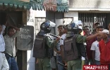 Mardi 27 Janvier 2008

Antananarivo les gendarmes malgaches repoussent la population place du 13 mai pour éviter les pillages