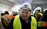 André Santini dans la station de métro de Clamart lors d'une visite du chantier du Grand Paris Express, le 3 avril 2024, dans les Hauts-de-Seine
