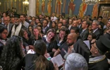 Des Palestiniens prient autour du cercueil de la journaliste Shireen Abou Akleh dans une église à Jérusalem, le 13 mai 2022
