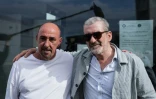 Serge Atlaoui (G) pose à sa sortie de la prison de Meaux-Chauconin avec son avocat, Me Richard Sédillot, le 18 juillet 2025
