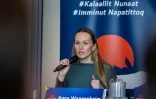 Anna Wangenheim, politicienne du parti Demokraatit, s'adresse aux électeurs lors d'une réunion politique multipartite à l'université de Nuuk, au Groenland, le 6 mars 2025
