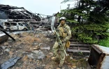 Un soldat russe dans les ruines de l'usine métallurgique Ilyich à Marioupol, dans le sud de l'Ukraine, le 18 mai 2022 (photo prise lors d'un voyage de presse organisé par l'armée russe)